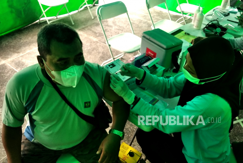 Wisatawan mengikuti vaksinasi Covid-19 booster di Posko Kesehatan Tempat Khusus Parkir (TKP) Abu Bakar Ali, Yogyakarta, Selasa (27/12/2022). Satuan Tugas (Satgas) COVID-19 melaporkan jumlah warga Indonesia yang telah menerima dosis ketiga atau penguat mencapai 68,39 juta orang hingga 27 Desember 2022, pukul 12.00 WIB.