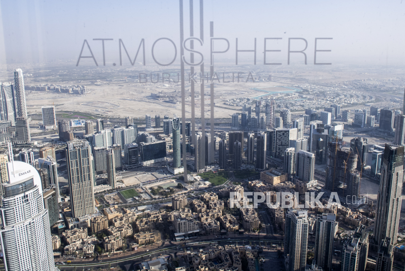 Suasana Kota Dubai terlihat dari gedung Burj Khalifa, Kota Dubai, Uni Emirat Arab, Senin (14/3/2022). Gedung pencakar langit setinggi 828 meter dengan kaca dan baja berkilau tersebut menjadi salah satu tujuan wisata di Dubai, Uni Emirates Arab. 