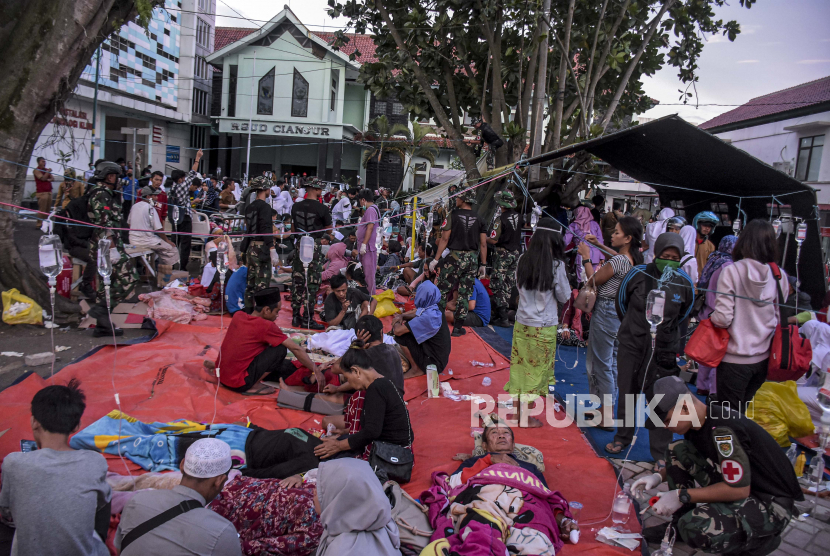 Warga bersama petugas merawat pasien pasca gempa bumi  di halaman RSUD Cianjur, Jalan Pasirgede Raya, Kabupaten Cianjur, Senin (21/11/2022).  BPBD Garut mengecek kondisi daerah pesisir selatan setelah gempa melanda Cianjur.