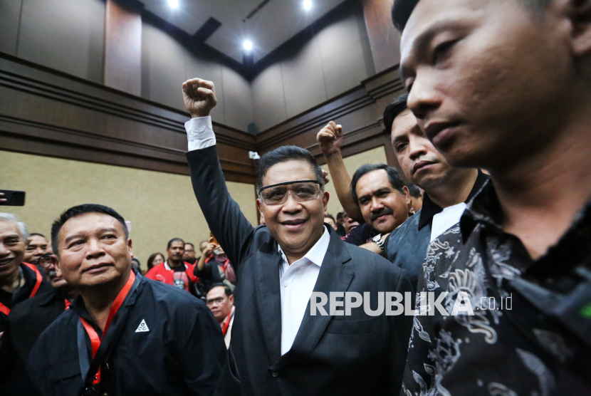 Sekjen PDIP Hasto Kristiyanto bersiap menjalani sidang pembacaan putusan di Pengadilan Tipikor, Jakarta, Jumat (25/7/2025). Majelis hakim menjatuhkan vonis 3 tahun 6 bulan serta denda Rp250 juta subsider pidana kurungan selama 3 bulan terhadap Hasto Kristiyanto karena dinilai terbukti bersalah terkait pengurusan pergantian antarwaktu (PAW) anggota DPR periode 2019-2024 untuk Harun Masiku.