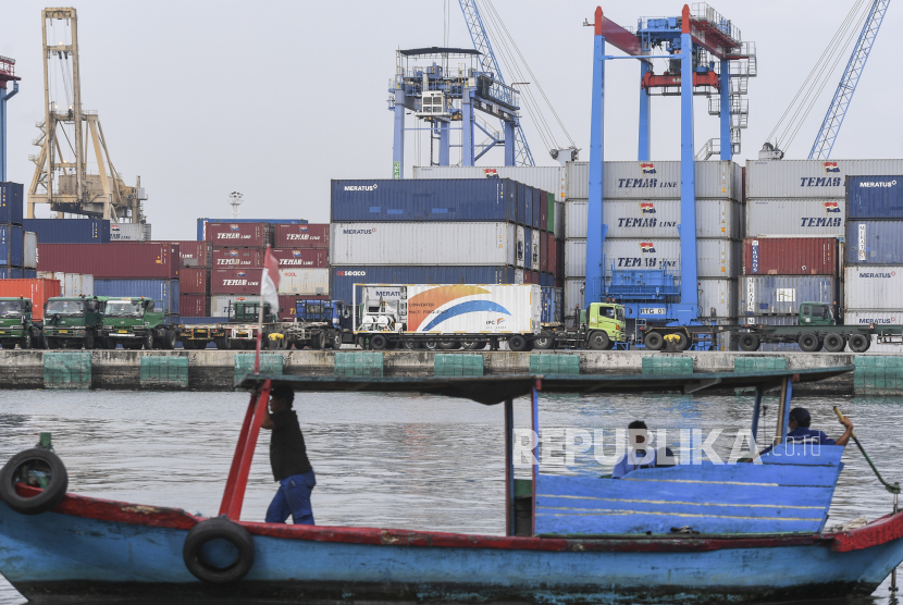 Suasana aktivitas bongkar muat peti kemas di Pelabuhan Tanjung Priok, Jakarta, Selasa (6/4). Dana Moneter Internasional atau International Monetary Fund (IMF) merevisi proyeksi pertumbuhan ekonomi Indonesia menjadi 4,3 persen pada tahun ini. 