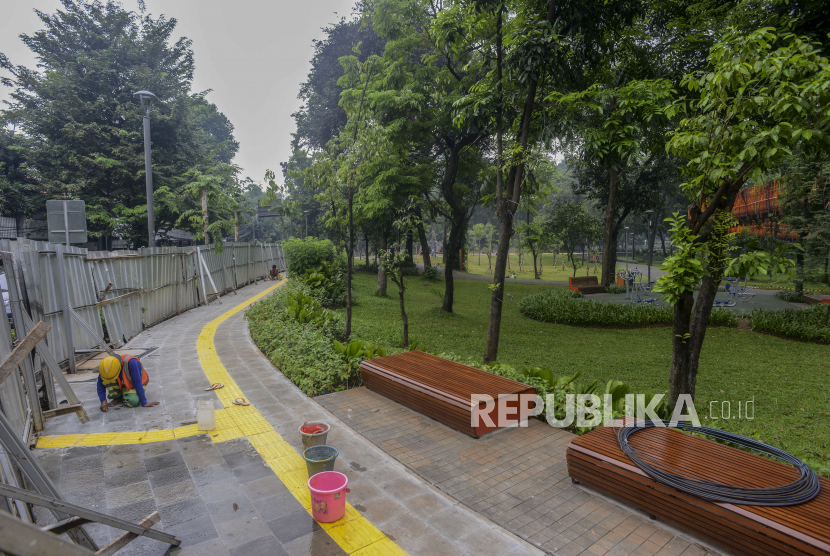 Pekerja melakukan perawatan fasilitas Taman Tebet, Kecamatan Tebet, Jakarta, Rabu (15/6/2022), setelah ditutup akibat membludaknya pengunjung yang menimbulkan parkir dan PKL liar.