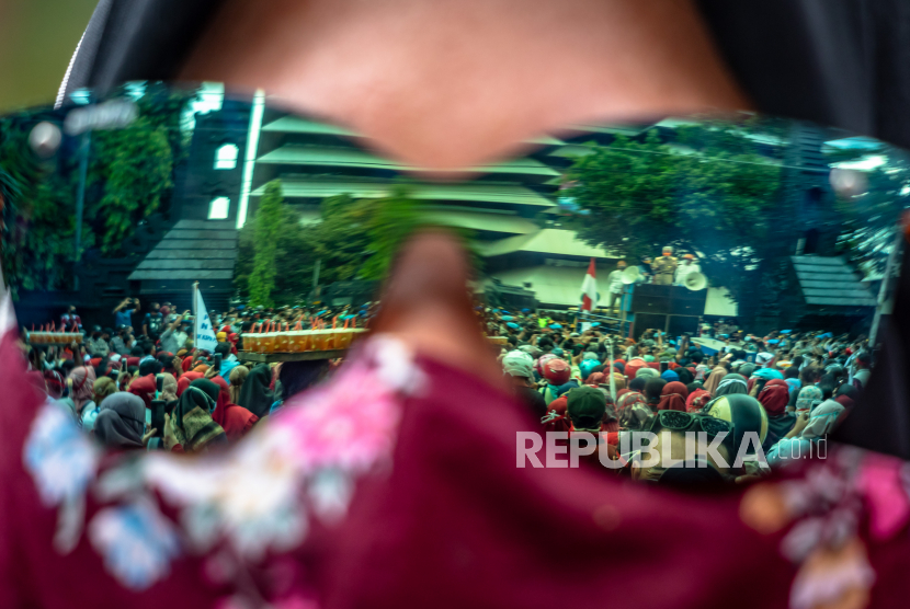 Massa berkerumun tanpa menjaga jarak fisik protokol kesehatan saat mengikuti aksi penolakan terhadap UU Cipta Kerja Omnibus Law di depan kompleks DPRD Jateng, Semarang, Jawa Tengah, Senin (12/10/2020). 