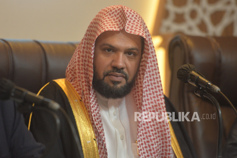 Imam Besar Masjid Nabawi Syekh Ahmad bin Ali Al-Hudhaify saat berkunjung ke Kantor Majelis Ulama Indonesia (MUI), Jakarta, Selasa (8/10/2024). 