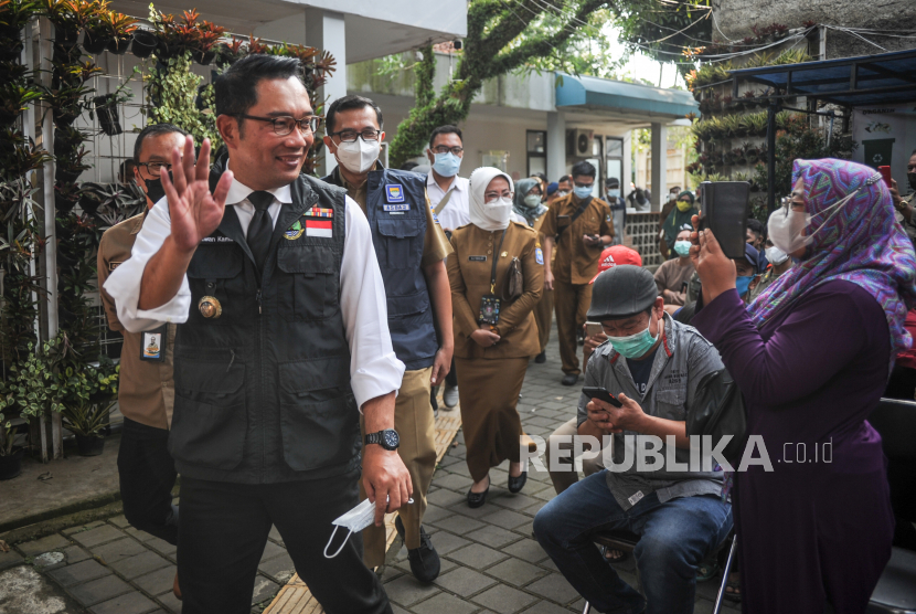 Gubernur Jawa Barat Ridwan Kamil menyapa warga. Ridwan Kamil buka bersama di rumah warga di hari pertama puasa Ramadhan.
