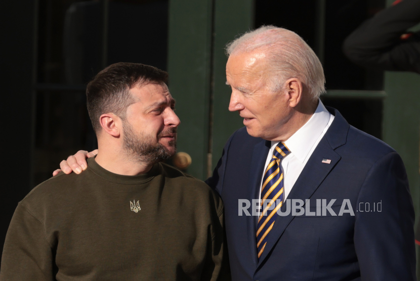 Filr foto Presiden AS Joe Biden (kanan) menyambut Presiden Ukraina Volodymyr Zelenskyy (kiri) di Gedung Putih di South Lawn, di Washington DC, AS, 21 Desember 2022 di Washington. 