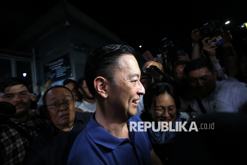Mantan Menteri Perdagangan Tom Lembong saat keluar dari Rutan Cipinang, Jakarta, Jumat (1/8/2025). 