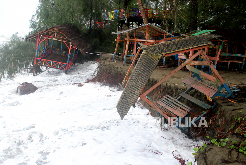 Gelombang Pasang (Ilustrasi). Gelombang pasang menerjang puluhan warung milik pedagang di sepanjang Pantai Jakat, Kota Bengkulu, Kamis (28/5).