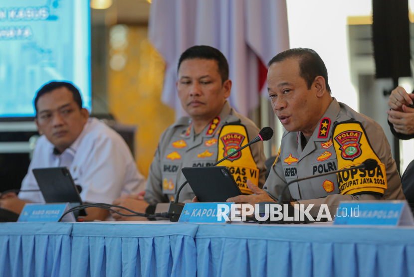 Kapolda Metro Jaya Irjen Pol Aseo Edi Suheri (kanan) bersama Dirreskrimum Polda Metro Jaya Kombes Pol Iman Imanuddin (kiri) dan Kabid Humas Polda Metro Jaya Kombes Pol Budi Hermanto (kanan) saat menyampaikan keterangan pers terkait perkembangan penanganan kasus penyiraman cairan berbahaya di Polda Metro Jaya, Jakarta, Senin (16/3/2026). Dalam keterangan pers, Polda Metro Jaya menyampaikan fakta hasil penyelidikan berdasarkan analisis dari 86 titik kamera CCTV yakni terduga pelaku terindikasi sebanyak 4 orang dengan 2 sepeda motor, mengumpulkan barang bukti di TKP, keterangan sejumlah saksi serta mengklarifikasi foto terduga wajah pelaku yang viral di media sosial merupakan hasil rekayasa AI. Selain itu, Polri telah membentuk tim gabungan pengungkapan perkara kasus penyiraman cairan berbahaya terhadap aktivis  KontraS, Andrie Yunus.