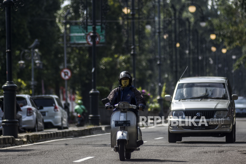 Sejumlah kendaraan melintas di Jalan Ir H Djuanda, Kota Bandung, Selasa (2/6). Satuan Lalu Lintas Polrestabes Bandung kembali membuka 19 titik ruas jalan protokol yang semula ditutup dan disekat di Kota Bandung