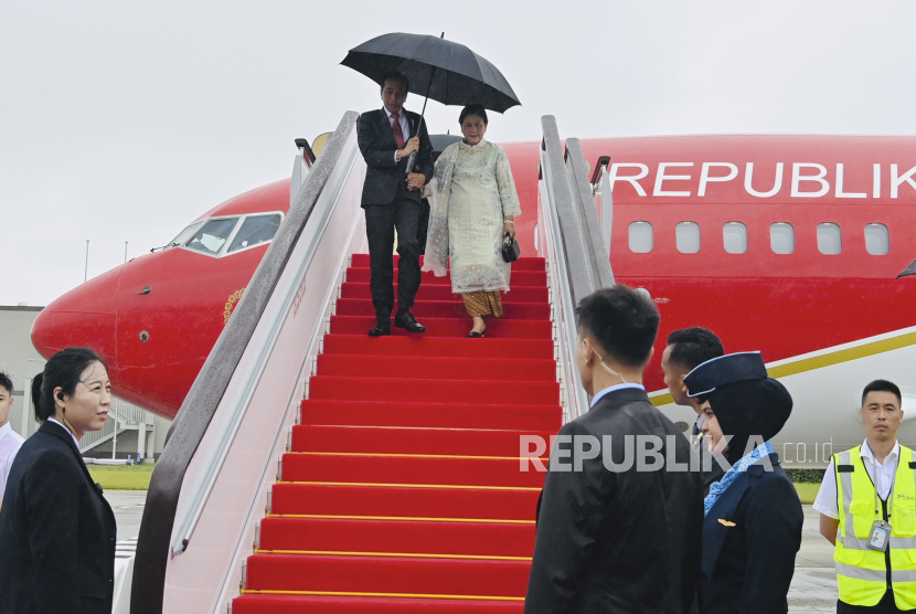 In this photo released by the Press and Media Bureau of the Indonesian Presidential Palace, Indonesian President Joko Widodo, left, and his wife Iriana disembark from their plane upon arrival at Chengdu Tianfu International Airport in Chengdu, China, Thursday, July 27, 2023. Indonesian President Joko Widodo arrived Thursday in China and planned to meet with Chinese leader Xi Jinping, a state news agency reported. 
