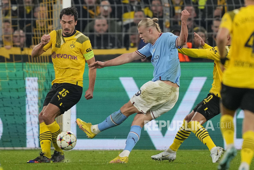 Pemain Dortmund Mats Hummels memblokir bola yang ditembak pemain Manchester City Erling Haaland selama pertandingan sepak bola Grup G Liga Champions antara Borussia Dortmund dan Manchester City di Dortmund, Jerman, Selasa, 25 Oktober 2022.