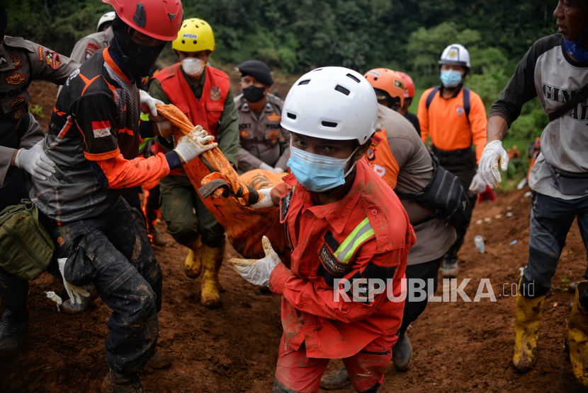 Tim SAR gabungan melakukan evakuasi korban tertimbun longsor gempa bumi di Warung Sate Sinta, Cugenang, Kabupaten Cianjur, Jawa Barat, Sabtu (26/11/2022). Berdasarkan data Badan Nasional Penanggulangan Bencana (BNPB) pada Jumat (25/11/2022) korban jiwa bertambah 17 jenazah dengan jumlah total 310 korban jiwa. Tim DVI Polri Berhasil Identifikasi Dua Jenazah Korban Longsor Cianjur