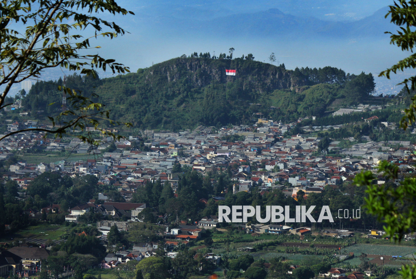 Kawasan Gunung Batu Zona Sesar Lembang atau Patahan Lembang di Kecamatan Lembang, Kabupaten Bandung Barat