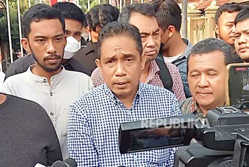 Kuasa hukum Ketua KPK Firli Bahuri, Ian Iskandar memantau penggeledahan penyidik Polda Metro Jaya di Perumahan Villa Galaxy A1-A2, Kota Bekasi, Jawa Barat.