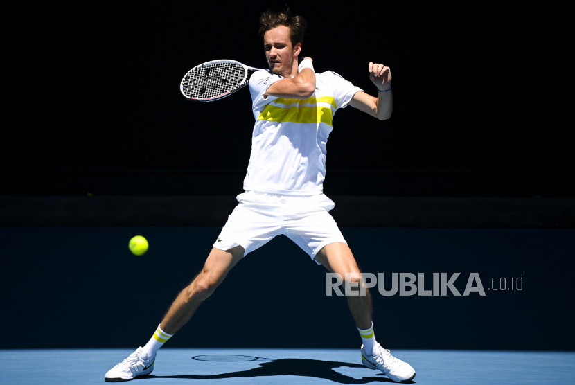  Daniil Medvedev beraksi selama pertandingan tunggal putra babak keempat Australia Open melawan Mackenzie McDonald.