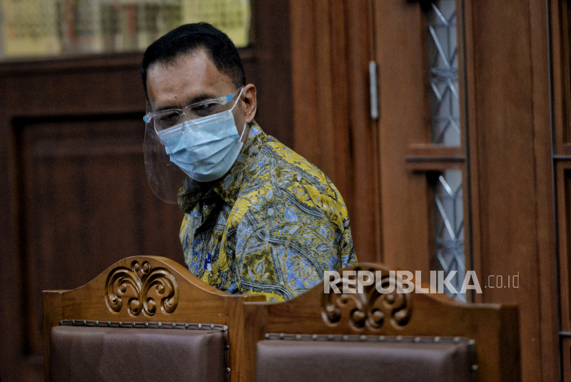 Terdakwa kasus dugaan suap terkait pengurusan nilai pajak pada Dirjen Pajak Kemenkeu Angin Prayitno Aji saat menjalani sidang tuntutan di Pengadilan Tipikor, Jakarta Pusat, Selasa (11/1). Jaksa penuntut umum (JPU) menuntut mantan Direktur Pemeriksaan dan Penagihan pada Direktorat Jenderal Pajak Tahub 2016-2019, Angin Prayitno Aji dengan hukuman 9 tahun penjara dan denda Rp500 juta subsider 6 bulan kurungan. Republika/Thoudy Badai