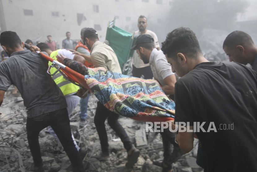 Palestinians evacuate wounded after an Israeli airstrike in Rafah refugee camp, southern Gaza Strip, Thursday, Oct. 12, 2023. (AP Photo/Hatem Ali)