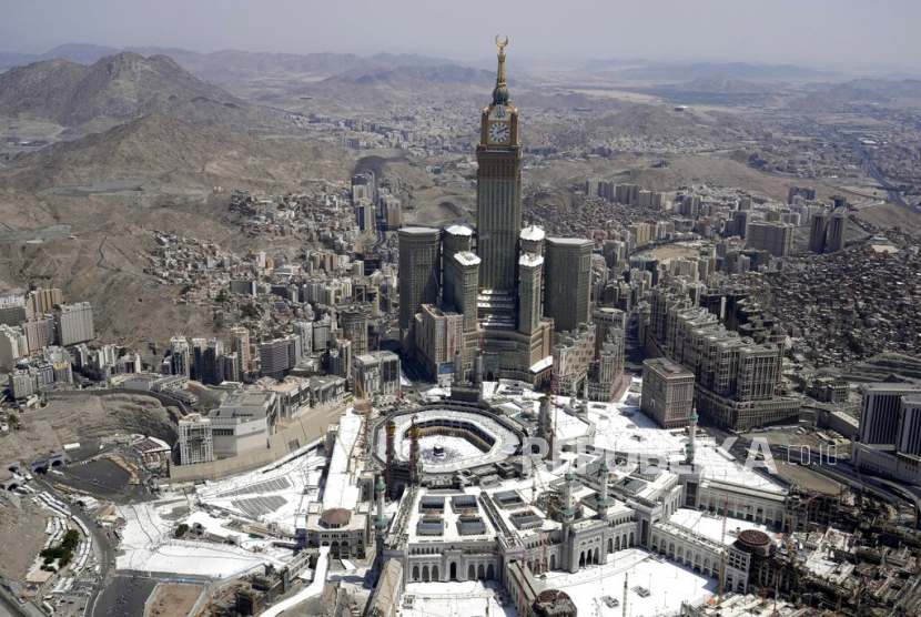 Tampilan udara menunjukkan menara jam di atas Masjidil Haram ketika para peziarah Muslim berjalan di sekitar Ka