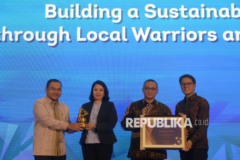 Wakil Kepala BP BUMN Tedi Bharata menyerahkan kepada perwakilan Hotel Borobudur Jakarta penghargaan ESG Now Awards 2025 Republika untuk kategori Green Initiative Collaborator.