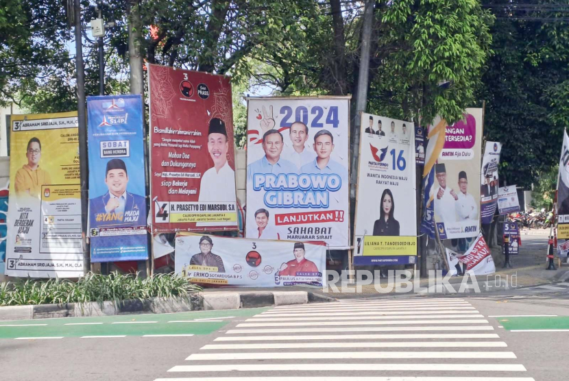 Sejumlah baliho menunjukkan gambar Presiden RI Joko Widodo bersama paslon nomor urut 2 Prabowo-Gibran di Jalan Diponegoro, Menteng, Jakarta Pusat, Kamis (25/1/2024). 