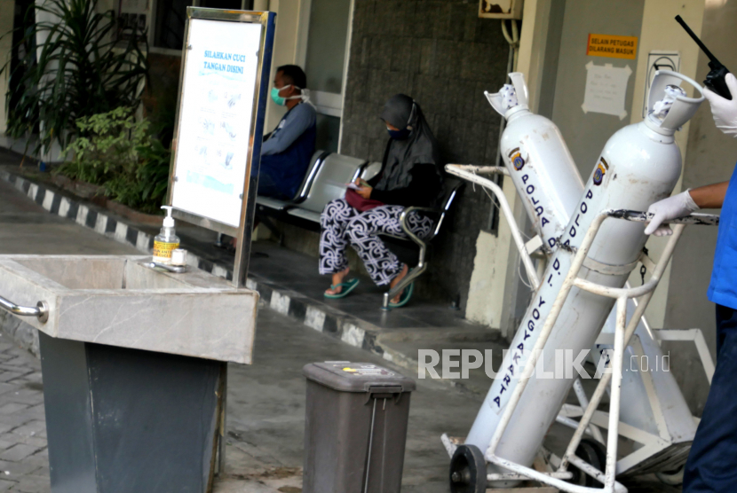Tenaga kesehatan membawa tabung oksigen untuk pasien Covid-19 di tenda darurat khusus Covid-19 Rumah Sakit Umum Pusat (RSUP) Dr Sardjito, Yogyakarta.