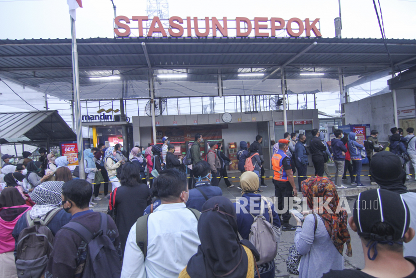Calon penumpang KRL Commuter Line antre menunggu kedatangan kereta di Stasiun Depok Lama, Depok, Jawa Barat, Selasa (14/4/2020). Antrean tersebut dampak dari kebijakan pembatasan jumlah penumpang di setiap rangkaian kereta dalam rangka percepatan penanganan pandemi COVID-19