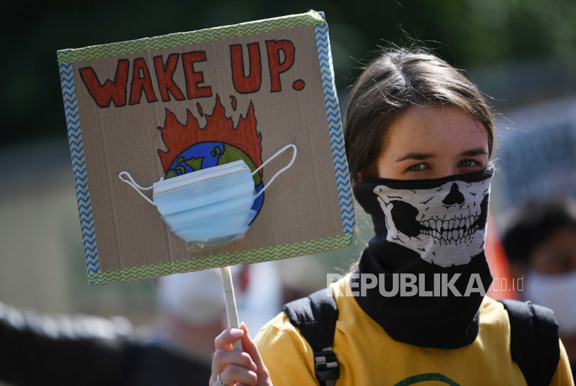 File foto Seorang peserta memegang plakat saat kelompok protes perubahan iklim.  ilustrasi. Perubahan iklim adalah masalah yang diperdebatkan di Australia.