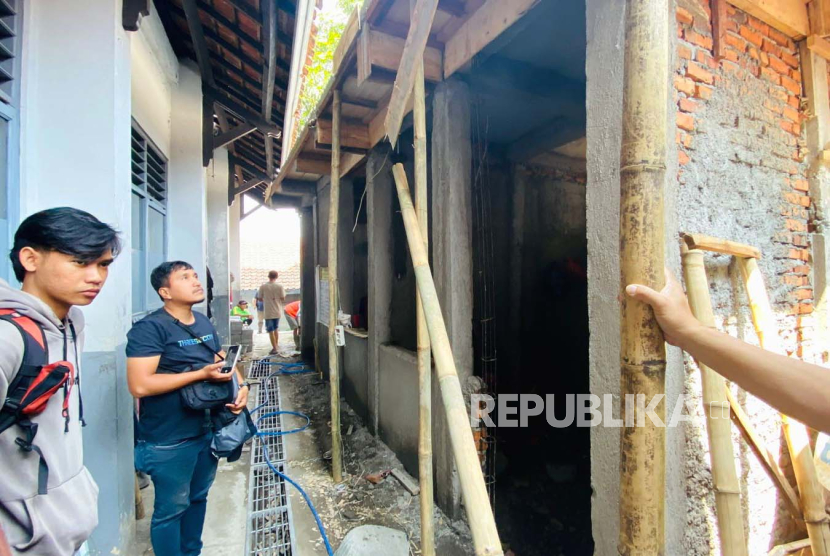 Pembangunan toilet di SMPN 9 Bogor. Anggota DPRD Bogor heran pembangunan toilet lebih mahal dari rumah subsidi.