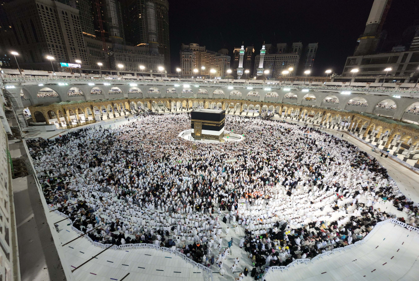  Umat Muslim melakukan ritual Tawaf (berputar-putar) di sekitar Kabah di Masjidil Haram, situs paling suci umat Islam selama ziarah haji di Mekkah, Arab Saudi, 7 Juli 2022. Arab Saudi: Tidak Ada Izin Umroh Setelah 4 Juni 2023