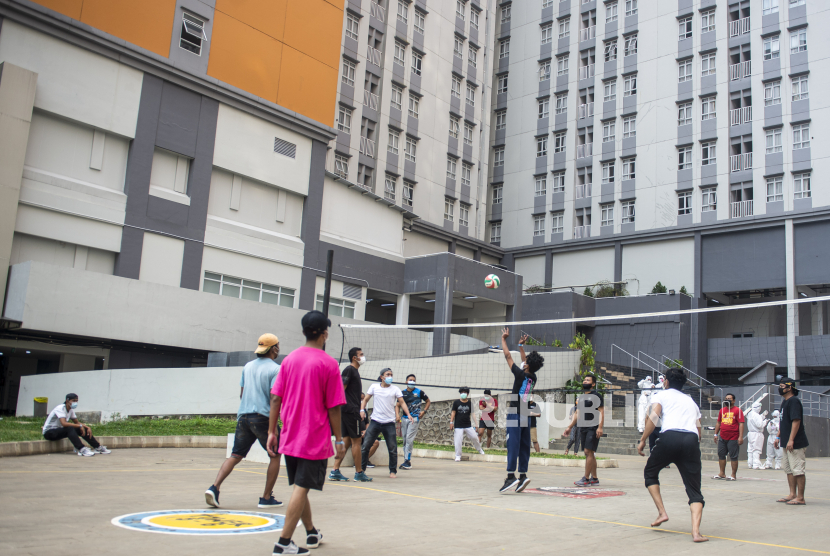 Sejumlah pasien yang terkonfirmasi positif COVID-19 bermain bola voli di Rumah Sakit Darurat COVID-19 (RSDC) Wisma Atlet, Kemayoran, Jakarta. Penurunan kasus signifikan terutama terjadi di daerah Provinsi DKI Jakarta, Sumatra Barat, dan Maluku Utara. 