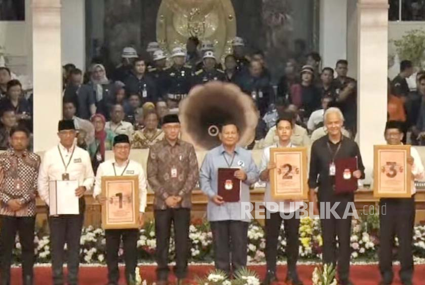 Tiga pasangan calon presiden (capres) dan calon wakil presiden (cawapres) memegang nomor urutnya pada Pilpres 2024, di Kantor Komisi Pemilihan Umum (KPU), Jakarta, Selasa (14/11/2023) malam. 
