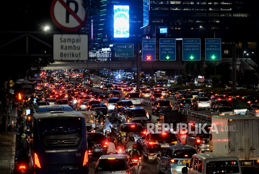 Kendaraann terjebak kemacetan di ruas Jalan Gatot Subroto, Jakarta, Selasa (21/2/2023). Dalam daftar kota termacet di dunia yang dirilis TomTom Traffic Index, Jakarta menduduki peringkat ke-29 dari 389 kota di dunia dan menjadi kota termacet kedua di Asia Tenggara. kemacetan Jakarta tersebut diakibatkan meningkatnya mobilitas masyarakat usai pencabutan status pemberlakuan pembatasan kegiatan masyarakat.