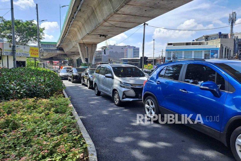Kondisi kemacetan di Tl. Santa (E.32) Jalan Wolter Monginsidi, Kecamatan Kebayoran Baru, Jalan Santa, Jakarta Selatan, Senin (17/4/2023) pagi. 