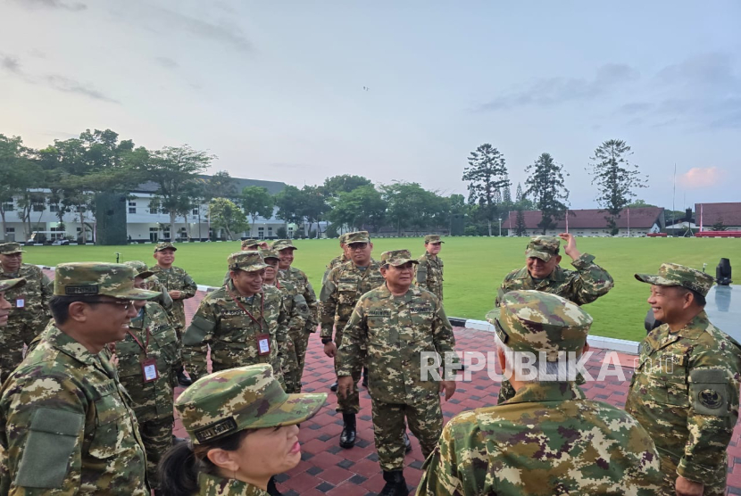 Presiden Prabowo Subianto bersama para Menteri, Wakil Menteri, Kepala Badan, Utusan Khusus, hingga Penasihat Khusus Presiden menjalani latihan baris-berbaris di Lapangan Sapta Marga, Akademi Militer Magelang, Jumat (25/10/2024).