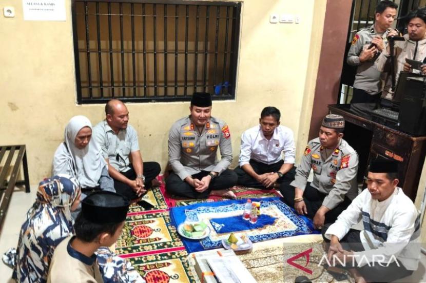 Sepasang kekasih pengedar narkoba dinikahkan di sel Polres Gowa.