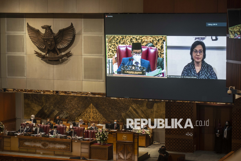 Menteri Keuangan Sri Mulyani (kanan pada layar) menghadiri secara virtual Rapat Paripurna DPR RI Ke-7 Masa Persidangan I Tahun Sidang 2021-2022 di Kompleks Parlemen, Senayan, Jakarta, Kamis (7/10/2021). Rapat paripurna tersebut beragendakan pendapat fraksi-fraksi terhadap RUU usul inisiatif Komisi II DPR dan pengesahan menjadi RUU usul DPR, persetujuan pembahasan waktu pembahasan RUU Penanggulangan Bencana dan RUU tentang Perubahan atas Undang-Undang Nomor 5 Tahun 2014 tentang Aparatur Sipil Negara, serta pengesahan UU Harmonisasi Peraturan Perpajakan.