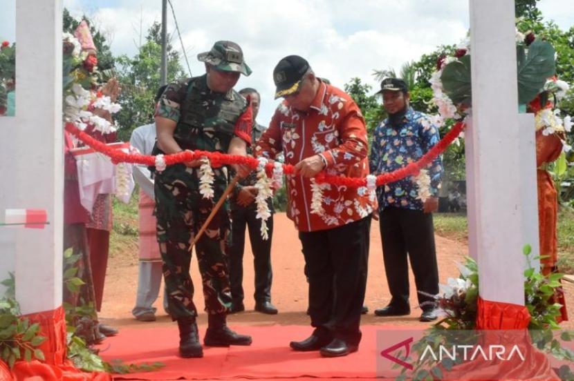 TNI bangun jalan buka akses dua dusun di Belitung Timur.