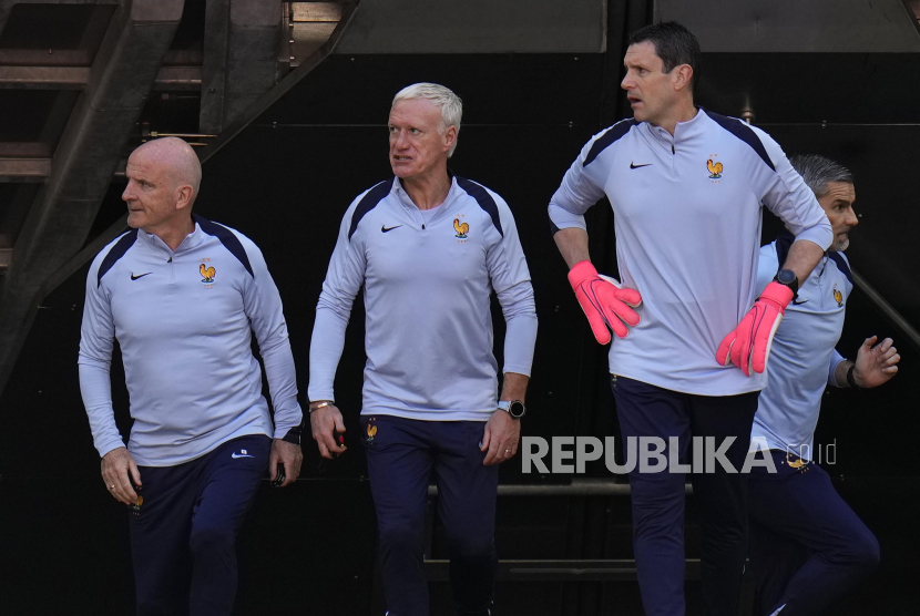  Pelatih Timnas Prancis Didier Deschamps saat hadir untuk sesi latihan di Munich, Jerman, Senin (8/7/2024). Prancis akan bermain melawan Spanyol pada laga semifinal Euro 2024 pada Selasa (9/7/2024) waktu setempat atau Rabu (10/7/2024) pukul 02.00 WIB.  