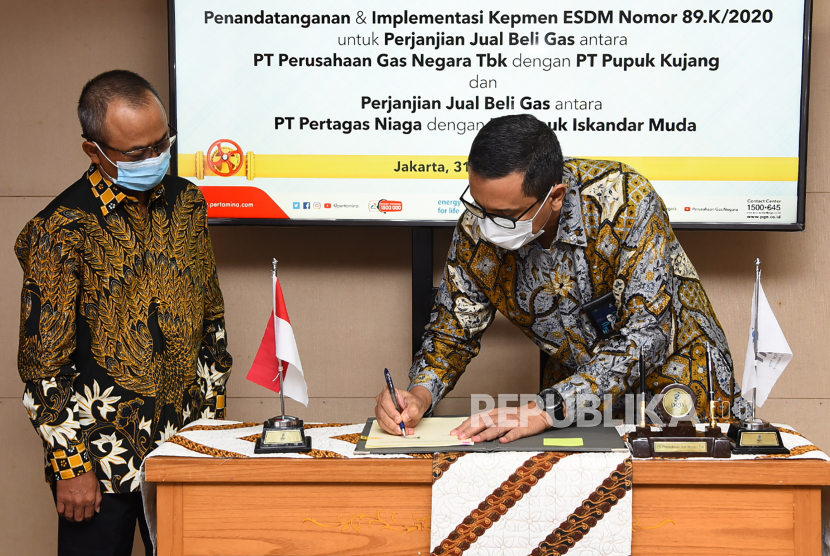 Direktur Komersial PT Perusahaan Gas Negara Tbk (PGN) Faris Aziz (kanan) didampingi Group Head Business Unit Gas Product Wahyudi Anas mendatangani naskah kerja sama Perjanjian Jual Beli Gas (PJBG) di Jakarta, Senin (31/9/2020). PGN menandatangani Perjanjian Jual Beli Gas (PJBG) dengan PT Pupuk Kujang dan PT Pupuk Iskandar Muda sebagai bentuk berkontribusi terhadap kemajuan industri dalam memenuhi efisiensi kebutuhan gas untuk mendorong pertumbuhan industri sektor pupuk. 