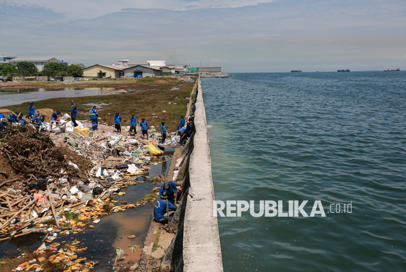 Apakah Kuat Tanggul Muara Baru yang Bocor Hanya dengan Ditambal?