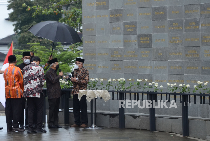 Wakil Presiden Maruf Amin meresmikan Monumen Pahlawan Covid-19 Jawa Barat di Jl Japati, Kota Bandung, Sabtu (4/12). 