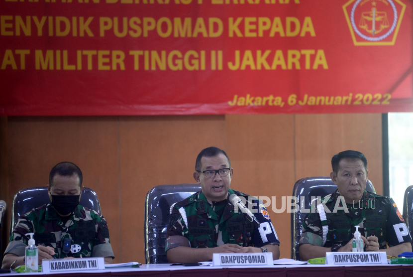 Komandan Pusat Polisi Militer TNI Angkatan Darat (Danpuspomad), Letjen Chandra Warsenanto Sukotjo (tengah) saat konferensi pers di Kantor Oditurat Militer Tinggi II Jakarta, Cakung, Jakarta Timur, Kamis (6/1).