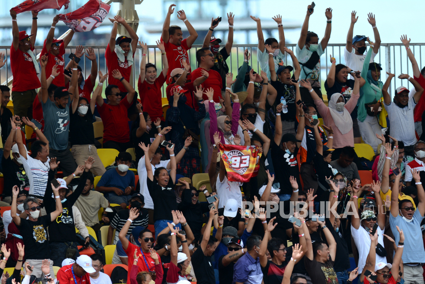 Penonton menyaksikan balapan MotoGP seri Pertamina Grand Prix of Indonesia 2022 di Pertamina Mandalika International Street Circuit, Lombok Tengah, NTB, Ahad (20/3/2022). Ajang balapan dalam seri Pertamina Grand Prix of Indonesia 2022 digelar tiga sesi diantaranya balapan Moto3, Moto2 dan MotoGP  Republika/Thoudy Badai