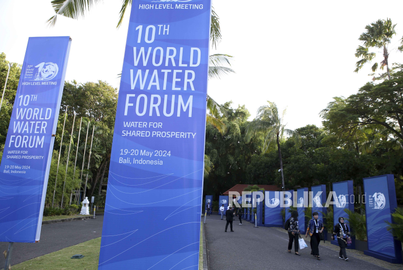 Peserta melintas di lokasi penyelenggaraan World Water Forum di Nusa Dua, Kabupaten Badung, Bali, Senin (20/5/2024). 