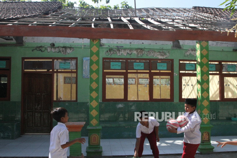 Sejumlah siswa bermain di depan bangunan ruang kelasnya yang rusak (ilustrasi)