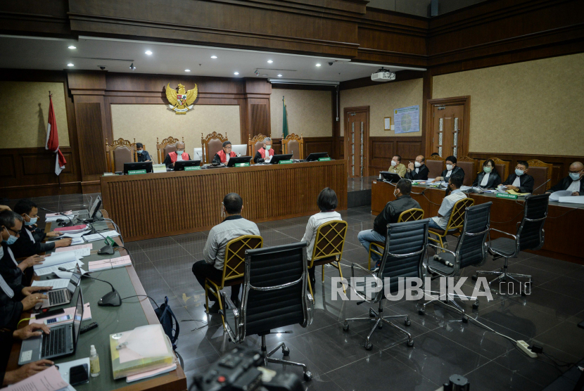 Sejumlah saksi menghadiri sidang lanjutan terpidana kasus cessie Bank Bali Djoko Tjandra di Pengadilan Tipikor, Jakarta, Kamis (19/11). Sidang tersebut beragendakan pemeriksaan sejumlah saksi yang dihadirkan oleh Jaksa Penuntut Umum atas perkara suap kepada jaksa dan perwira tinggi Polri serta pemufakatan jahat. Republika/Thoudy Badai