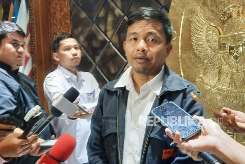 Komisioner KPU RI Idham Holik ketika diwawancarai awak media di Kantor KPU RI, Jakarta Pusat, Senin (4/12/2023). 