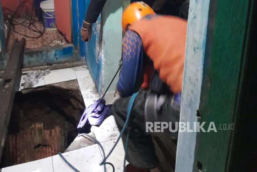 Suryati wanita paruh baya terperosok ke dalam septic tank yang berada di dalam rumahnya di Kampung Bina Hurip RT 04 Desa Cikahuripan, Lembang, Kabupaten Bandung Barat, Ahad (7/1/2024) malam. Ia ditemukan meninggal dunia usai dievakuasi. 