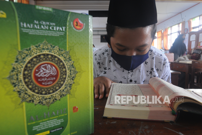 Siswa menyiapkan bacaan Alquran dan hafalan surat pendek. ilstrasi.  Pemerintah Kabupaten Tanah Bumbu, Kalimantan Selatan, membangun rumah tahfidz (penghapal Alquran) di setiap desa. 